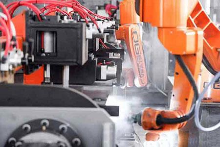 Робот для сварки пучка ближнего света собирается использовать на большом масштабе .jpg End beam welding robot is about to put into use on a large scale.jpg