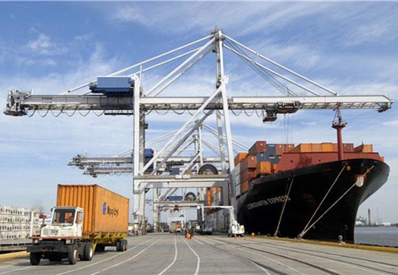 Корабль к береговому контейнерному крану